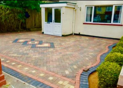 Block paving including pattern