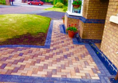 Corner block paving